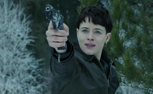 Lisbete Salander do filme 2 americano, apontando arma
