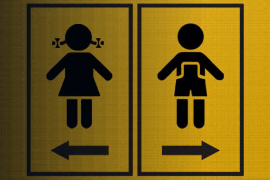 Placa amarela com imagem simbólica de meninas à esquerda e meninos à direita - típicas de banheiro