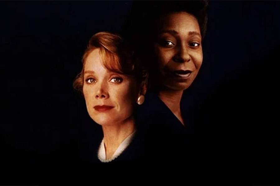 Em um fundo preto duas mulheres uma branca e outra negra. Sissy Spacek e Whoopi Goldberg