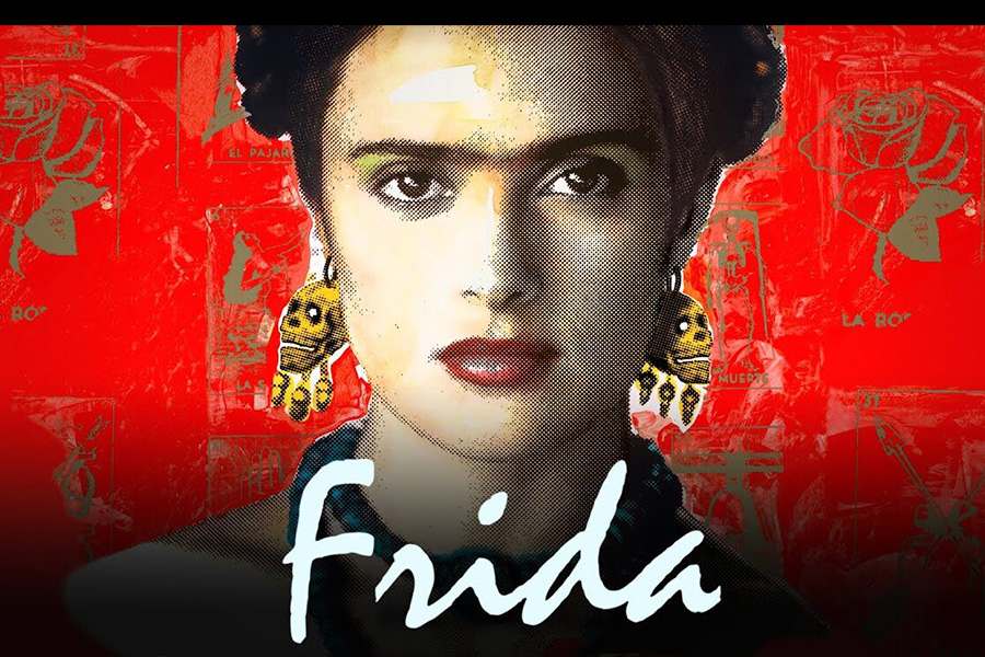 cartaz Frida com o rosto dela, usando brincos de caveira, em closeup com fundo de um vibrante vermelho com flores douradas