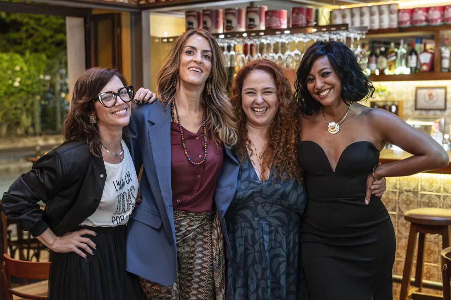 Juntas e Separadas. As quatro protagonistas abraçadas sorridentes de frente pousando para foto