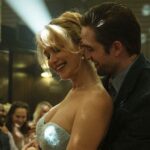 Jackson abraça por tras uma sorridente Grace no filme Morra, Amor