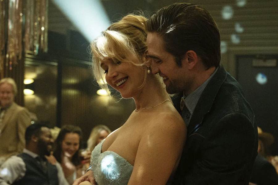 Jackson abraça por tras uma sorridente Grace no filme Morra, Amor