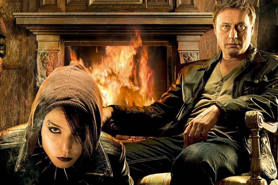 Os Homens que não amavam as mulheres - Lisbeth e o jornalista próximos de uma lareira