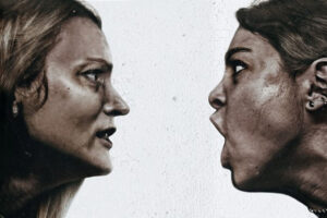 Cartaz de Suaves e Discretas mostra o perfil de dois rostos femininos em oposição em situação tensa em que uma das duas esta vociferando algo contra a outra